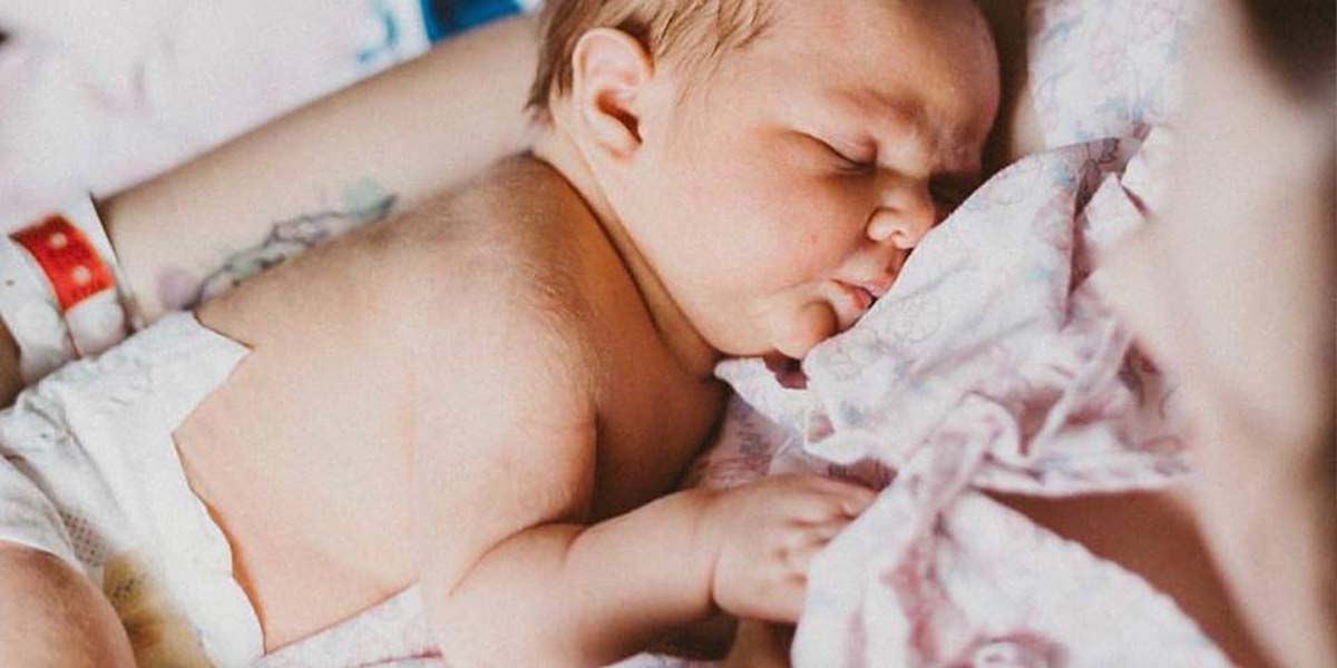 breastfeeding the first week image